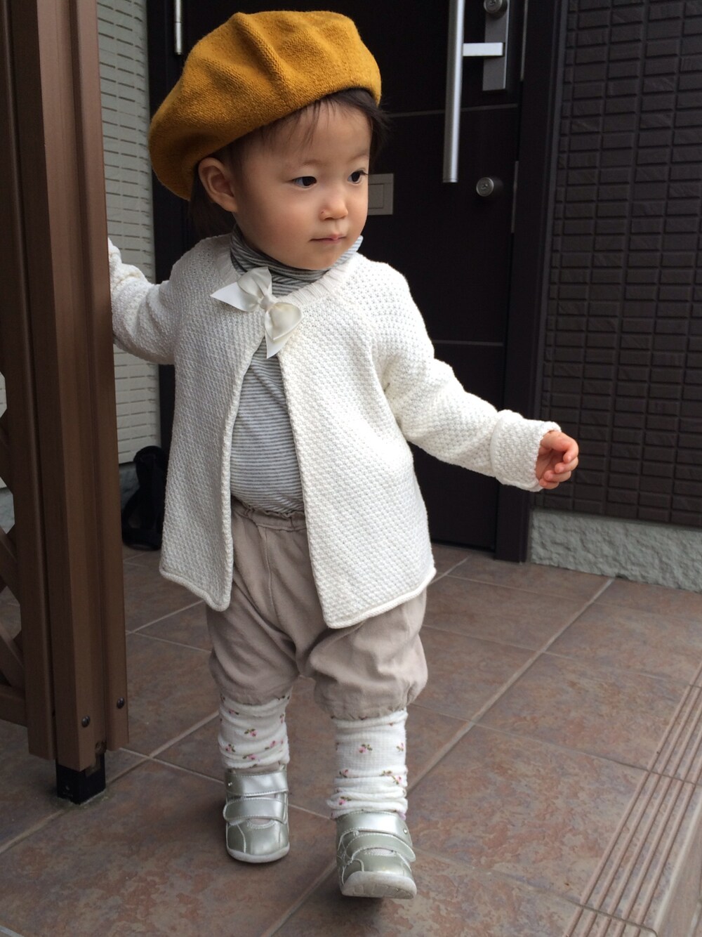 「1歳、女の子、kids、girl、カーディガン、西松屋、GAP、ベレー帽、タートルネック、ホーダー」｜「3coinsのアイテム（ハンチング/ベレー帽、イエロー系）」を使った、zuiさん（キッズ・90cm）の冬コーディネートの1枚目の写真