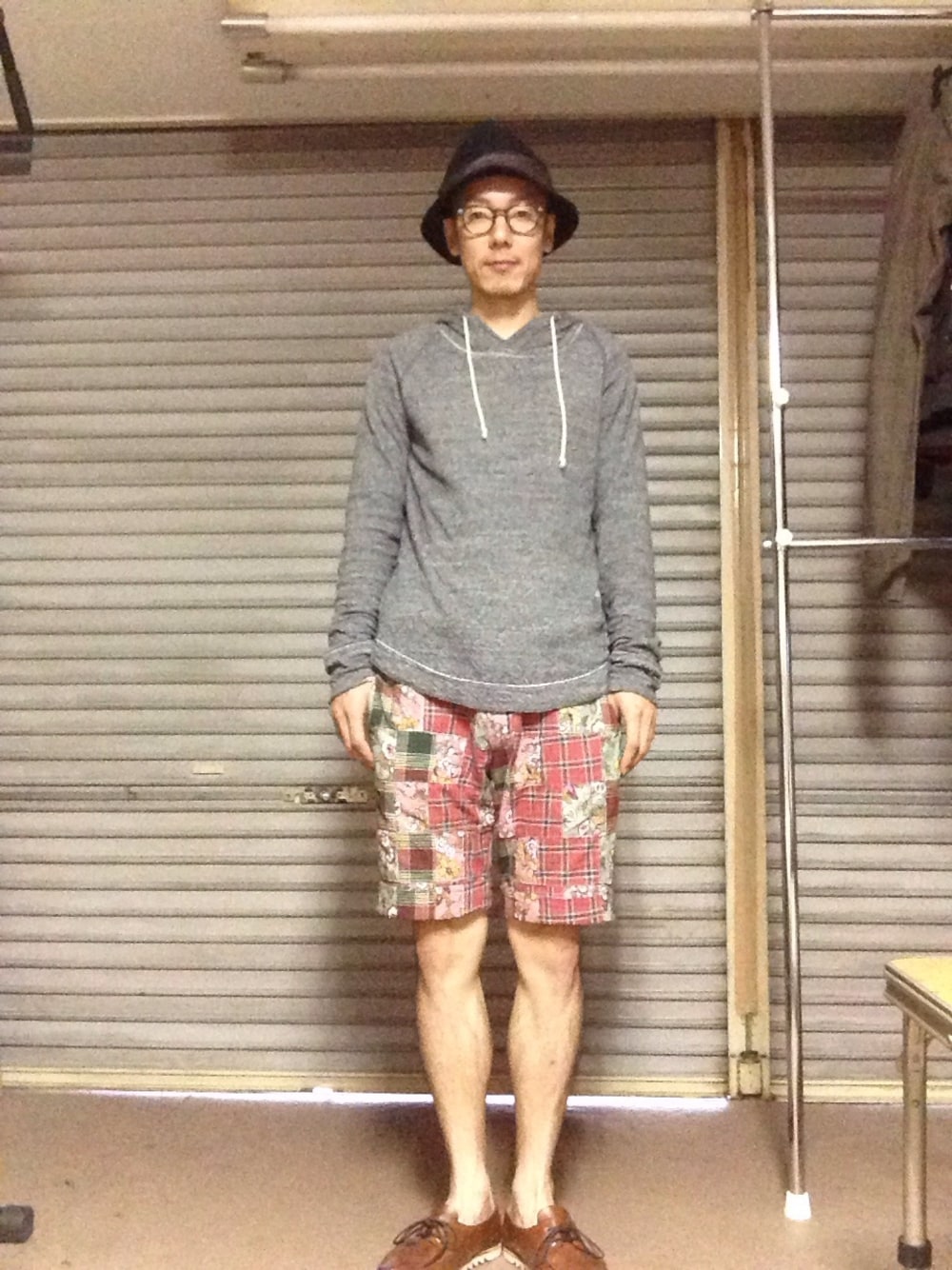 レッド系のその他パンツ、グレー系のパーカー、ブラウン系のその他シューズを着用したメンズの夏コーディネートの1枚目の写真