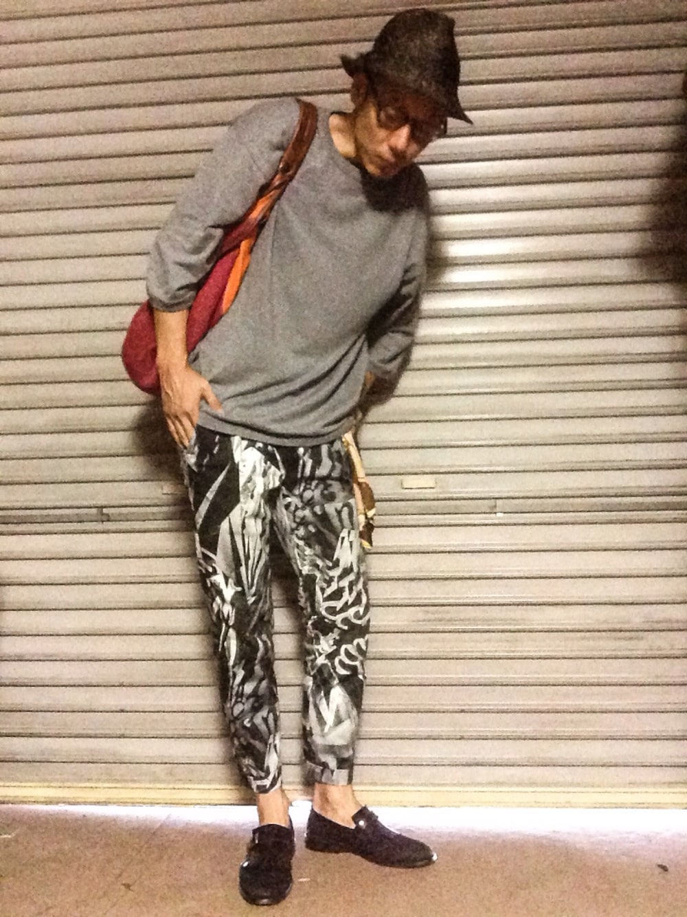 グレー系のニット/セーター、ブラック系のその他パンツ、ブラック系のその他シューズを着用したメンズの夏コーディネートの1枚目の写真