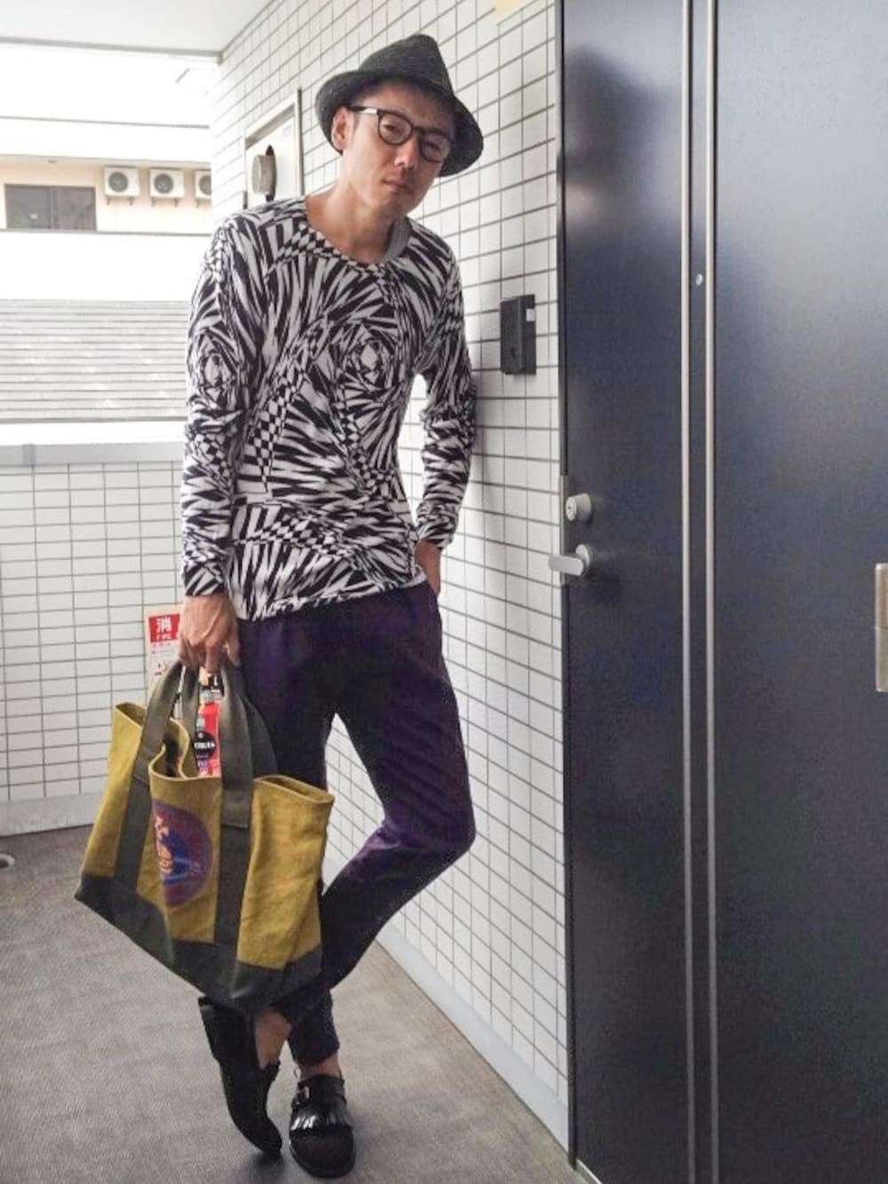 ブラック系のニット/セーター、ブラック系のTシャツ/カットソー、パープル系のその他パンツを着用したメンズの秋コーディネートの1枚目の写真