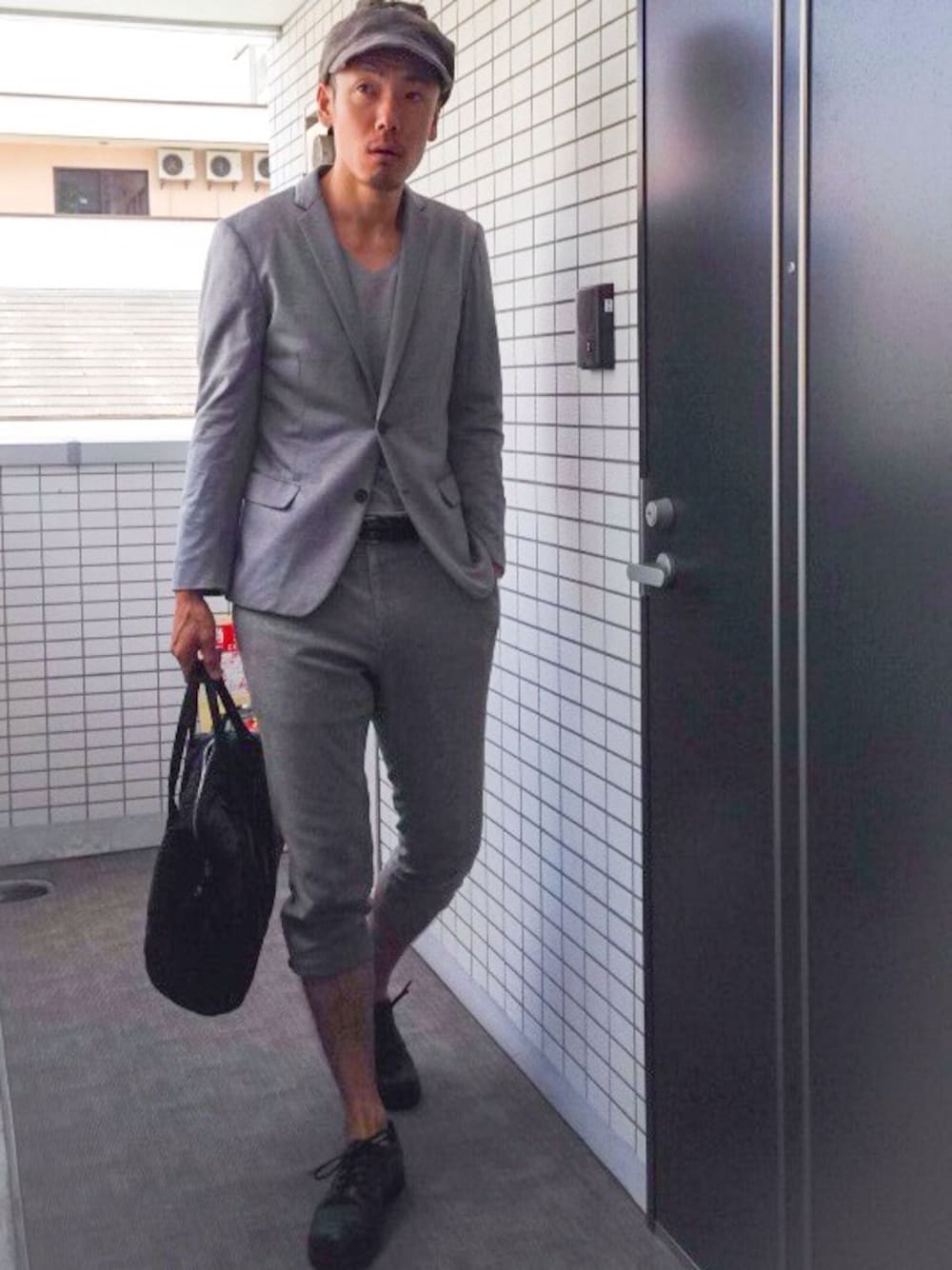 「トーンオントーン、グレー、７分丈パンツ、キャスケット」｜「Calvin Kleinの柔らかいジャージ生地のテーラードです（テーラードジャケット、グレー系）」を使った、山羊さん（メンズ・181cm）の秋コーディネートの1枚目の写真