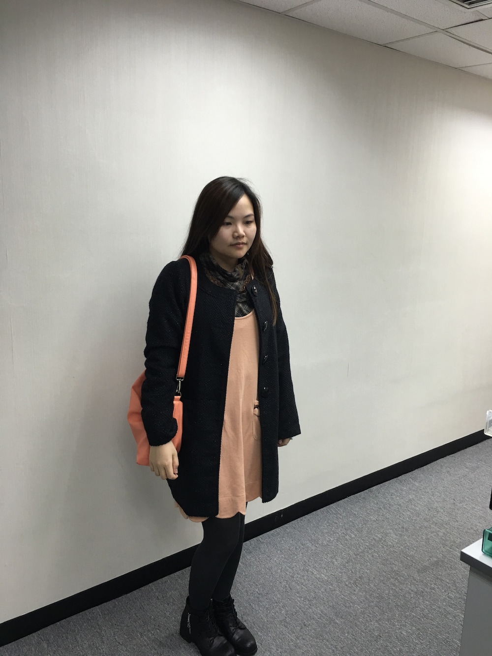 「onepiece、coat、pink、axes femme、sharp、shoulder bag」｜「Eclair de genieのアイテム（ワンピース、ピンク系）」を使った、Kristy Ng さん（レディース・157cm）の春コーディネートの1枚目の写真