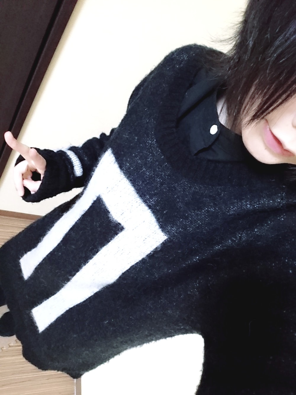 ブラック系のシャツ/ブラウス、ブラック系のニット/セーター、その他のその他を着用したレディースの冬コーディネートの1枚目の写真