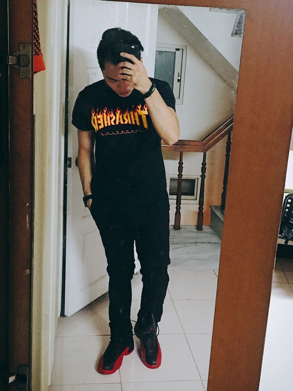 「THRASHER、REMIX、AIR JORDAN、bred、black」｜「THRASHERのアイテム（Tシャツ/カットソー、ブラック系）」を使った、Marsさん（メンズ・174cm）の秋コーディネートの1枚目の写真