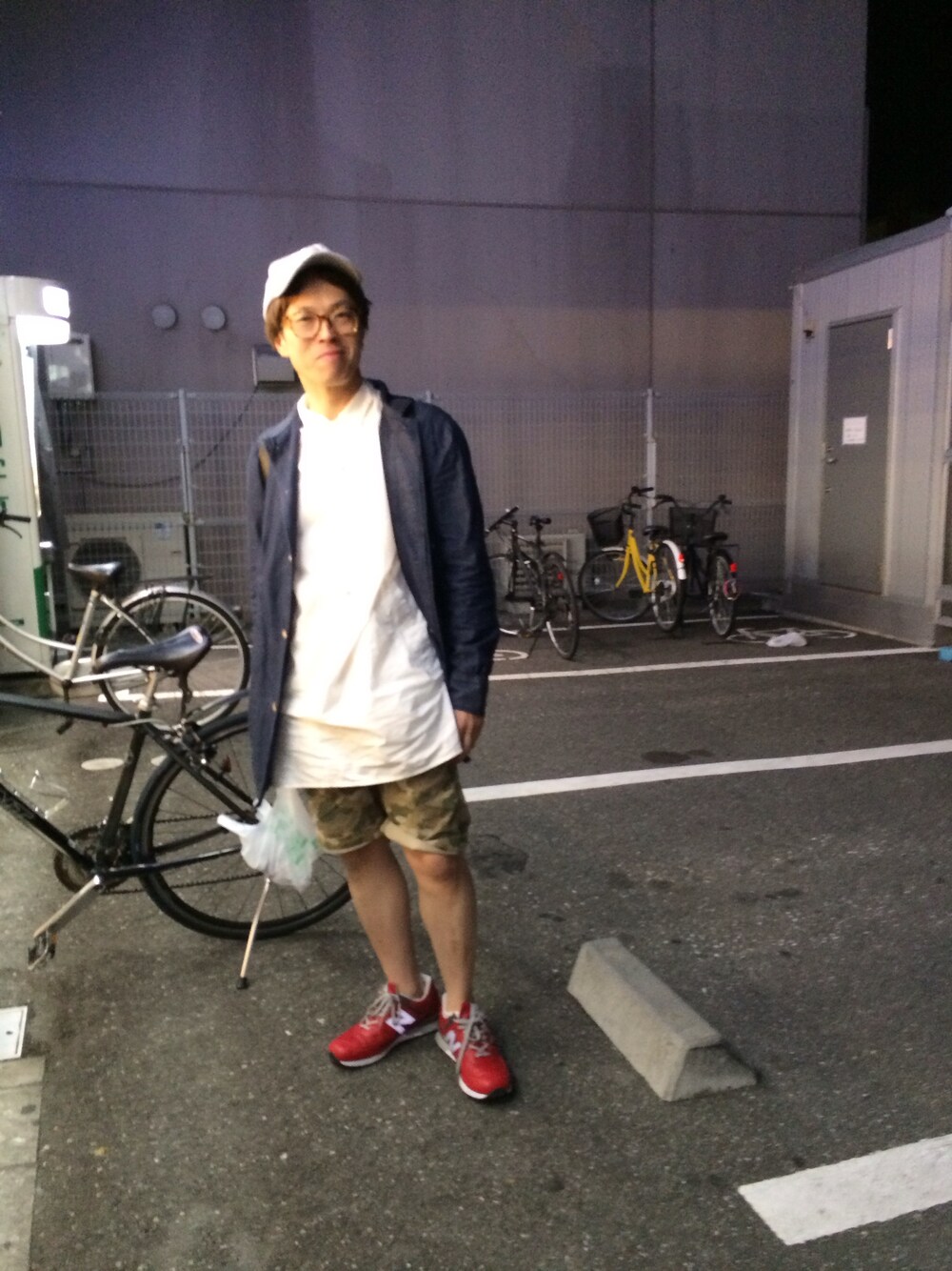 「白シャツ、ニューバランス」｜「NEW BALANCEのnew balance M576 UK
（スニーカー、レッド系）」を使った、Koichi Ono LABOONさん（メンズ・170cm）の春コーディネートの1枚目の写真