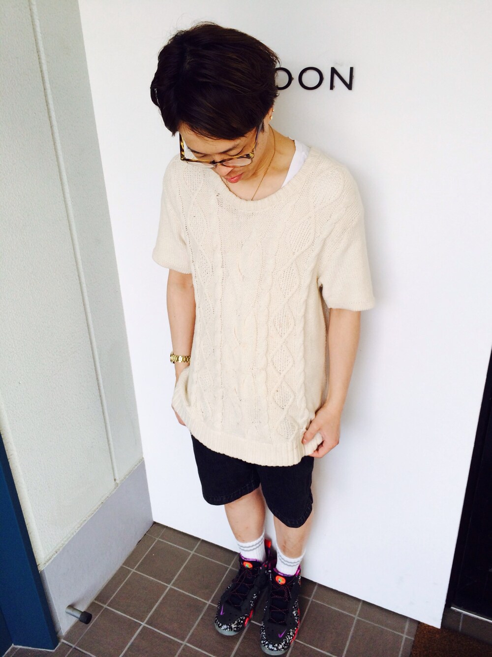 「ニット、NIKE AIR MAX」｜「VICTIMのニット（ニット/セーター、ホワイト系）」を使った、Koichi Ono LABOONさん（メンズ・170cm）の春コーディネートの1枚目の写真