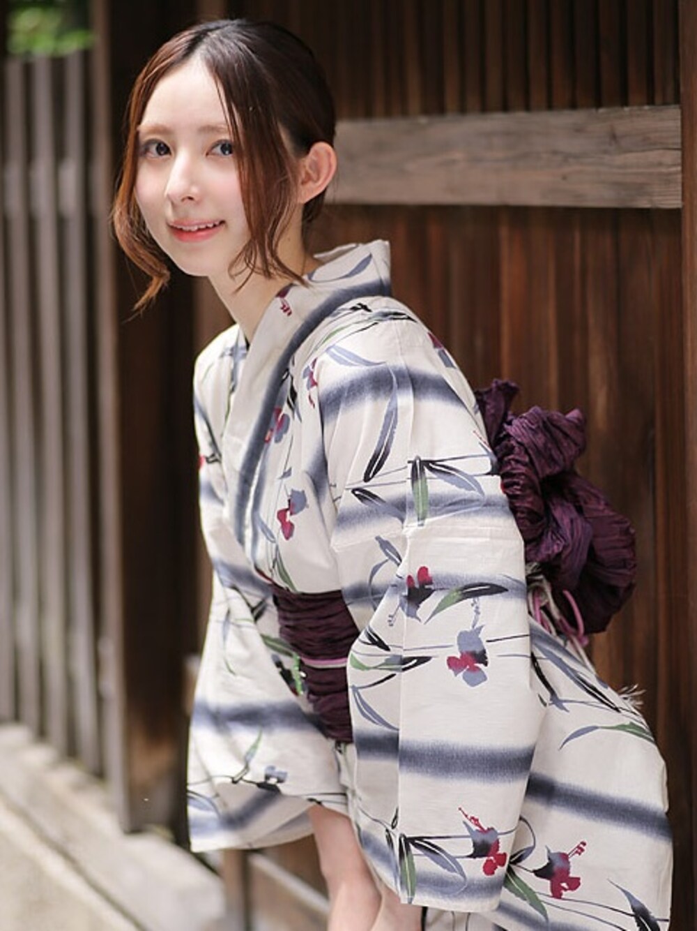 utataneさんの「utatane 高級変わり織り浴衣3点セット レトロホワイトに流れる縞々美人ぼかし花 （utatane）」を使ったコーディネート
