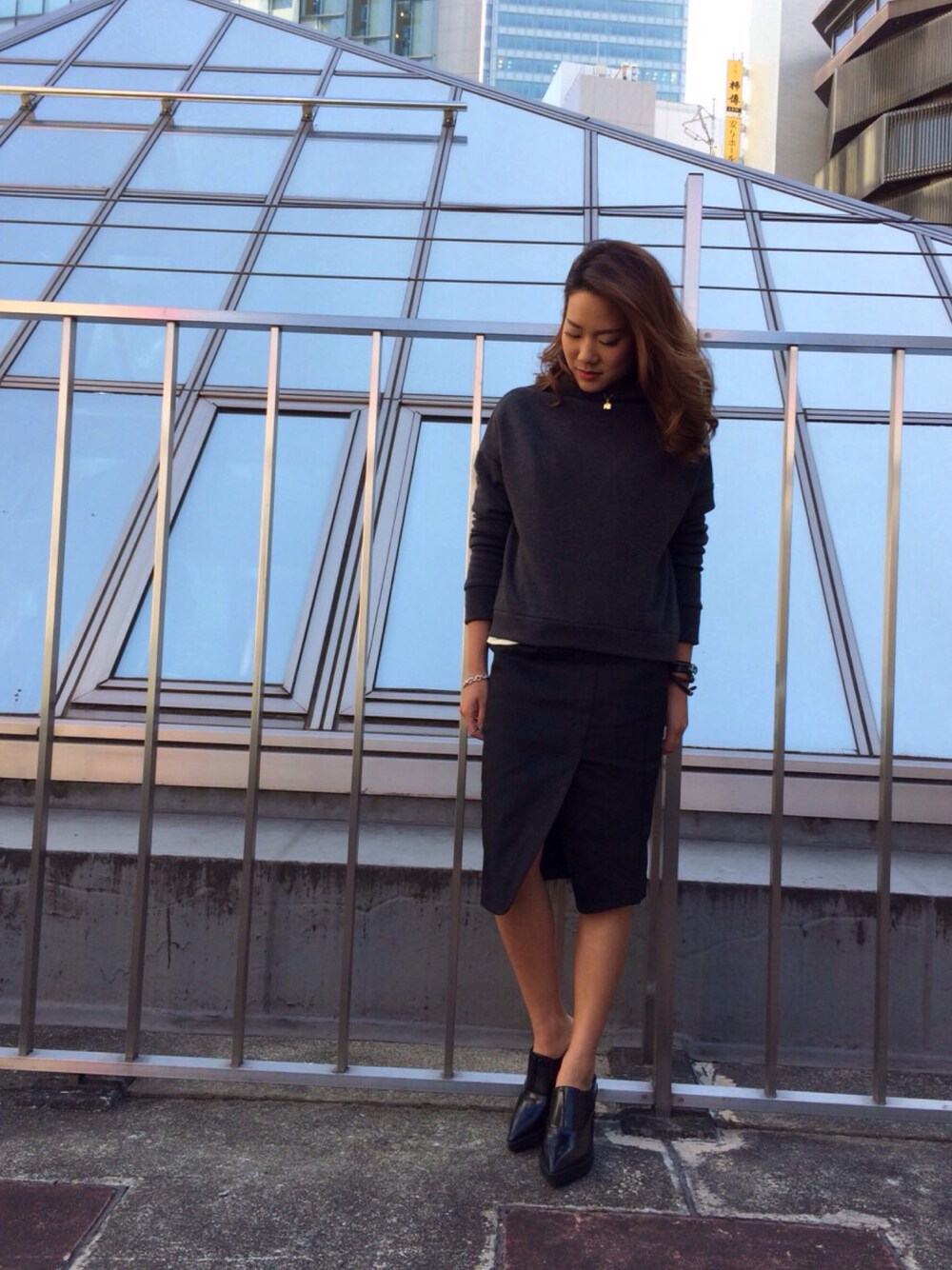 「regalect、monotone、#Black、#gray、#fashion」｜「Regalectのアイテム（トップス、グレー系）」を使った、yuさん（レディース・158cm）の秋コーディネートの1枚目の写真