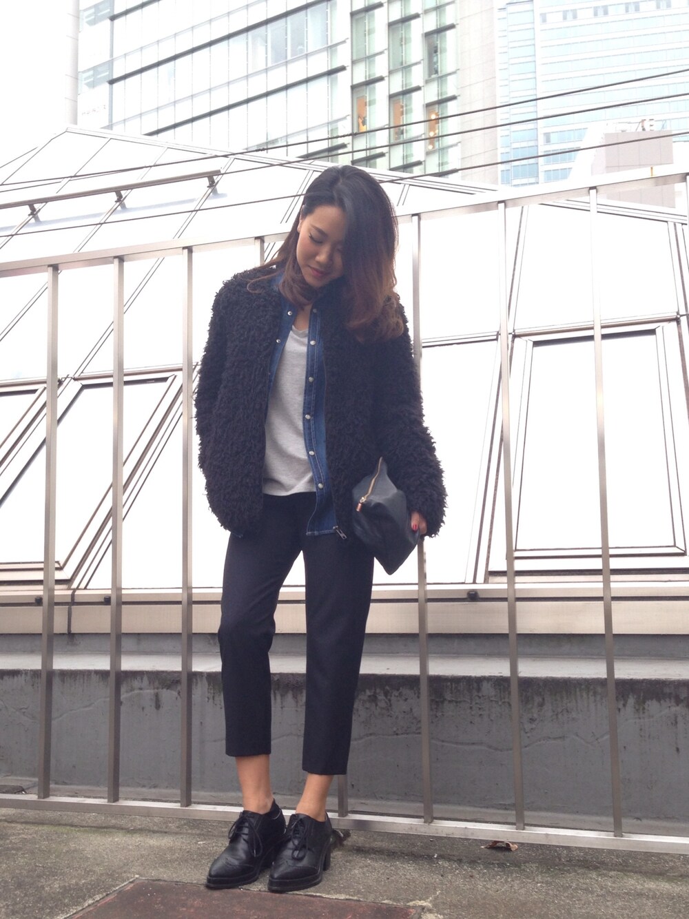 「regalect、#denim、カジュアル、ファーコート」｜「RegalectのDenny-O Shirts（シャツ/ブラウス、ブルー系）」を使った、yuさん（レディース・158cm）の秋コーディネートの1枚目の写真