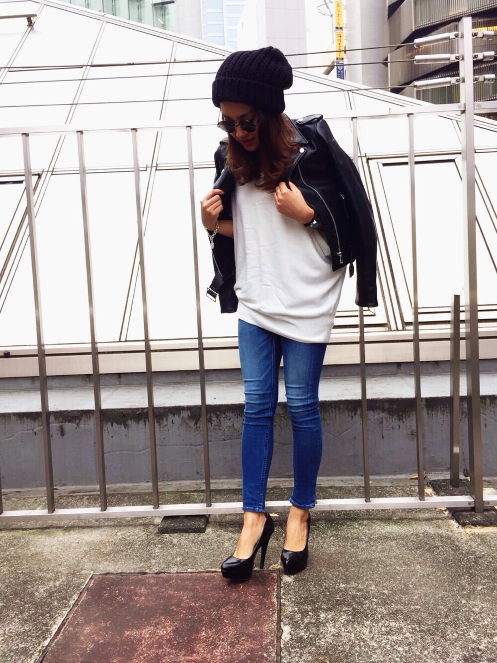 「denim、regalect、leather、レザージャケット」｜「RegalectのKnit Cap（ニットキャップ/ビーニー、ブラック系）」を使った、yuさん（レディース・158cm）の秋コーディネートの1枚目の写真