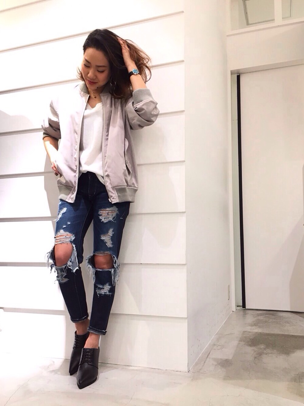 「denim、春コーデ、新作、ニット、デニム、白、regalect、MA-1、gray」｜「Regalectのアイテム（シューズ、ブラック系）」を使った、yuさん（レディース・158cm）の冬コーディネートの1枚目の写真