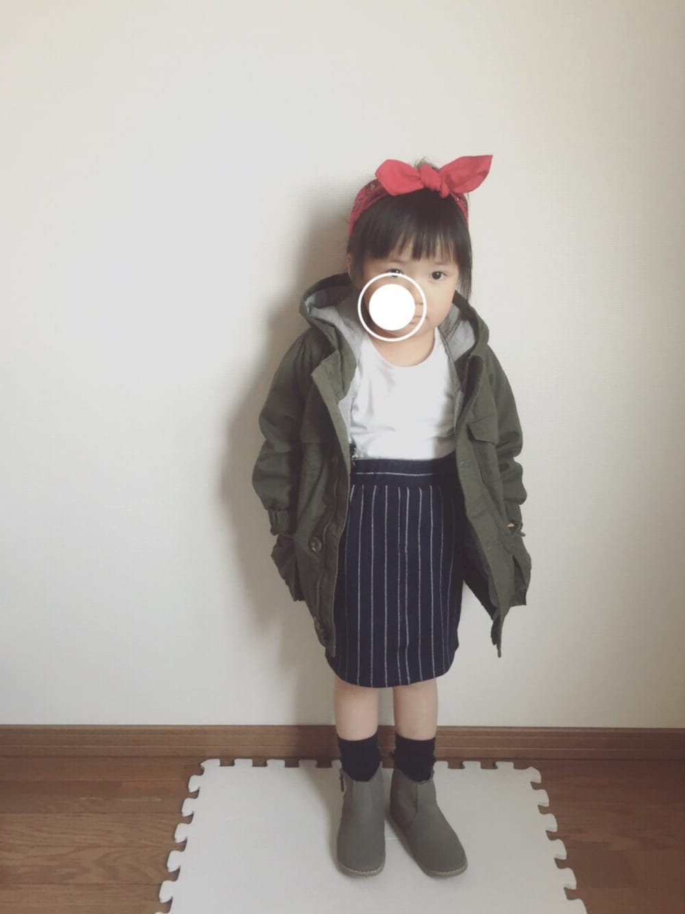 「モッズコート、ミリタリージャケット、ハリスツイード、ストライプ、ショートブーツ、3歳、女の子、キッズコーデ」｜「OLD NAVYのアイテム（モッズコート、グリーン系）」を使った、nicomicoさん（キッズ・100cm）の秋コーディネートの1枚目の写真