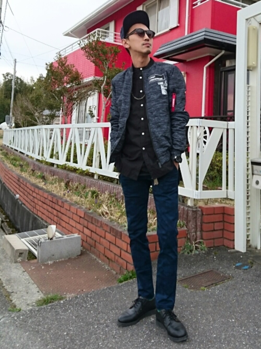 「休日スタイル、柄物パンツ、かぶりもの、グラサン、細身」｜「TRASHERのアイテム（キャップ、ブルー系）」を使った、TAISHIさん（メンズ・176cm）の春コーディネートの1枚目の写真