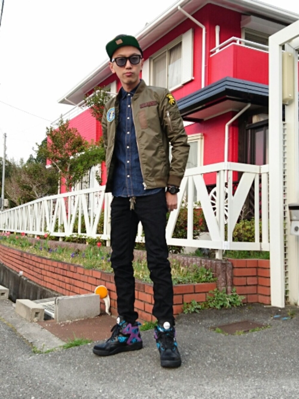 「春コーデ、休日スタイル、MA-1、かぶりもの、グラサン、ブラックトップ、デニムシャツ」｜「UNDEFEATED のアイテム（キャップ、ブラック系）」を使った、TAISHIさん（メンズ・176cm）の春コーディネートの1枚目の写真