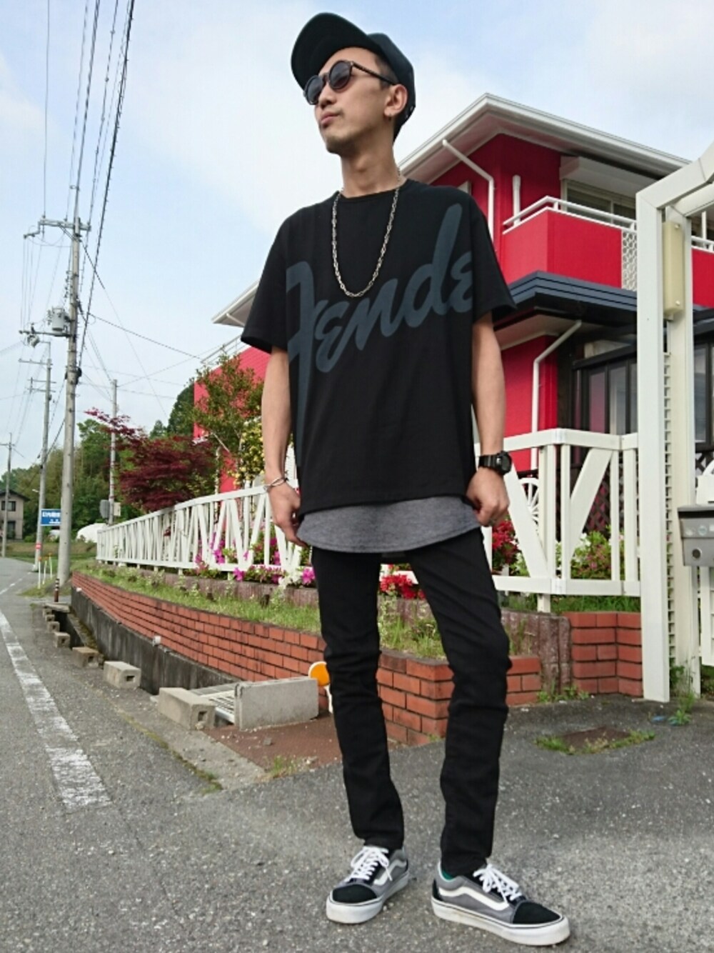 「休日スタイル、ロックテイスト、かぶりもの、キャップ、グラサン、黒コーデ、ウォレットチェーン」｜「NUMBER (N)INEのアイテム（キャップ、ブラック系）」を使った、TAISHIさん（メンズ・176cm）の春コーディネートの1枚目の写真