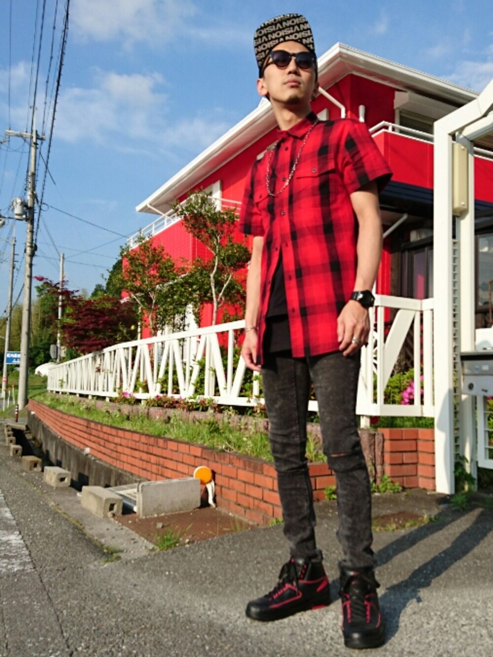 「休日スタイル、赤チェック、かぶりもの、キャップ、ロング丈、グラサン、ウォレットチェーン」｜「VISION STREET WEARのアイテム（キャップ、ブラック系）」を使った、TAISHIさん（メンズ・176cm）の春コーディネートの1枚目の写真