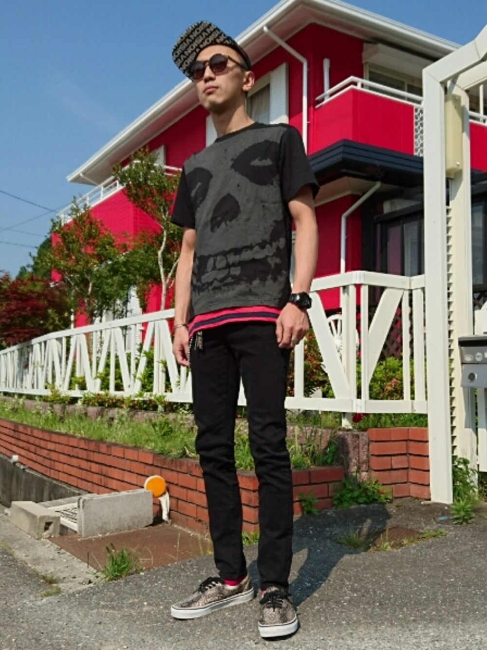 「休日スタイル、バンドT、かぶりもの、グラサン、ウォレットチェーン」｜「VISION STREET WEARのアイテム（キャップ、ブラック系）」を使った、TAISHIさん（メンズ・176cm）の春コーディネートの1枚目の写真