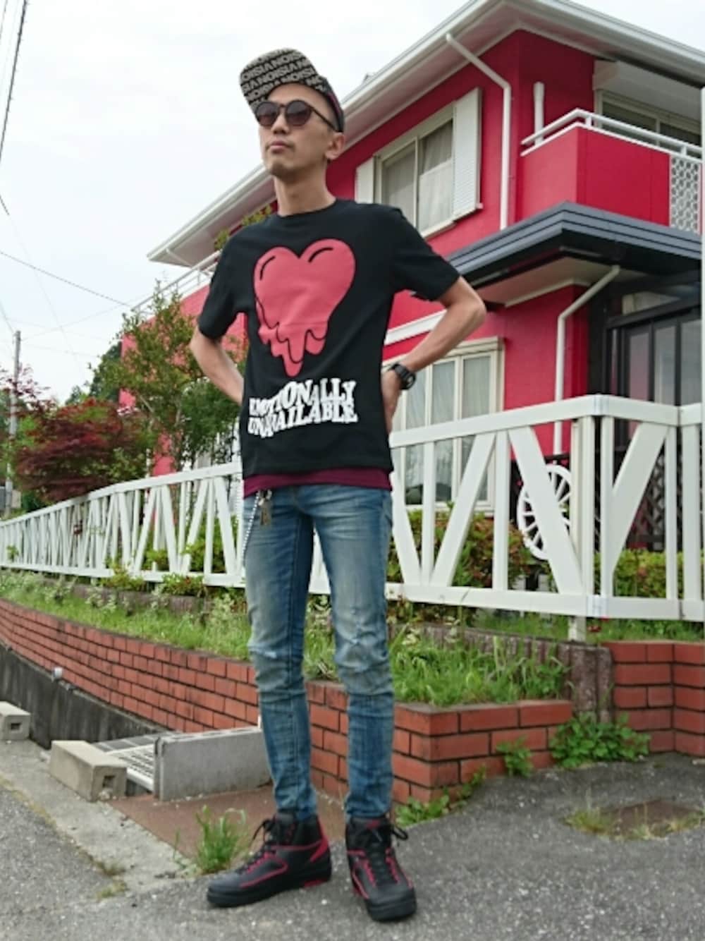 「休日コーデ、Tシャツ×デニム、かぶりもの、グラサン、ジョーダン2、ウォレットチェーン」｜「VISION STREET WEARのアイテム（キャップ、ブラック系）」を使った、TAISHIさん（メンズ・176cm）の春コーディネートの1枚目の写真