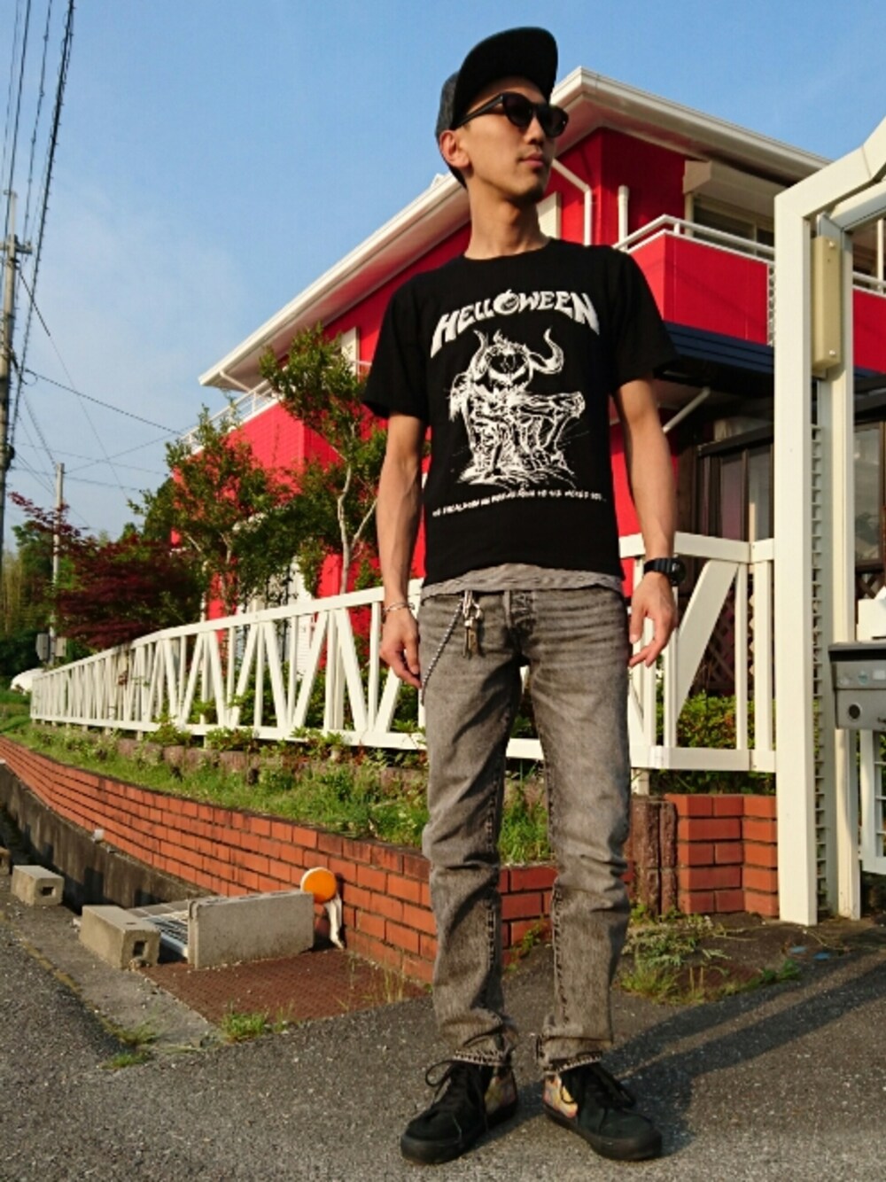 「休日スタイル、Tシャツ×デニム、バンドT、Helloween、かぶりもの、グラサン、ウォレットチェーン」｜「VANSのアイテム（キャップ、グレー系）」を使った、TAISHIさん（メンズ・176cm）の夏コーディネートの1枚目の写真