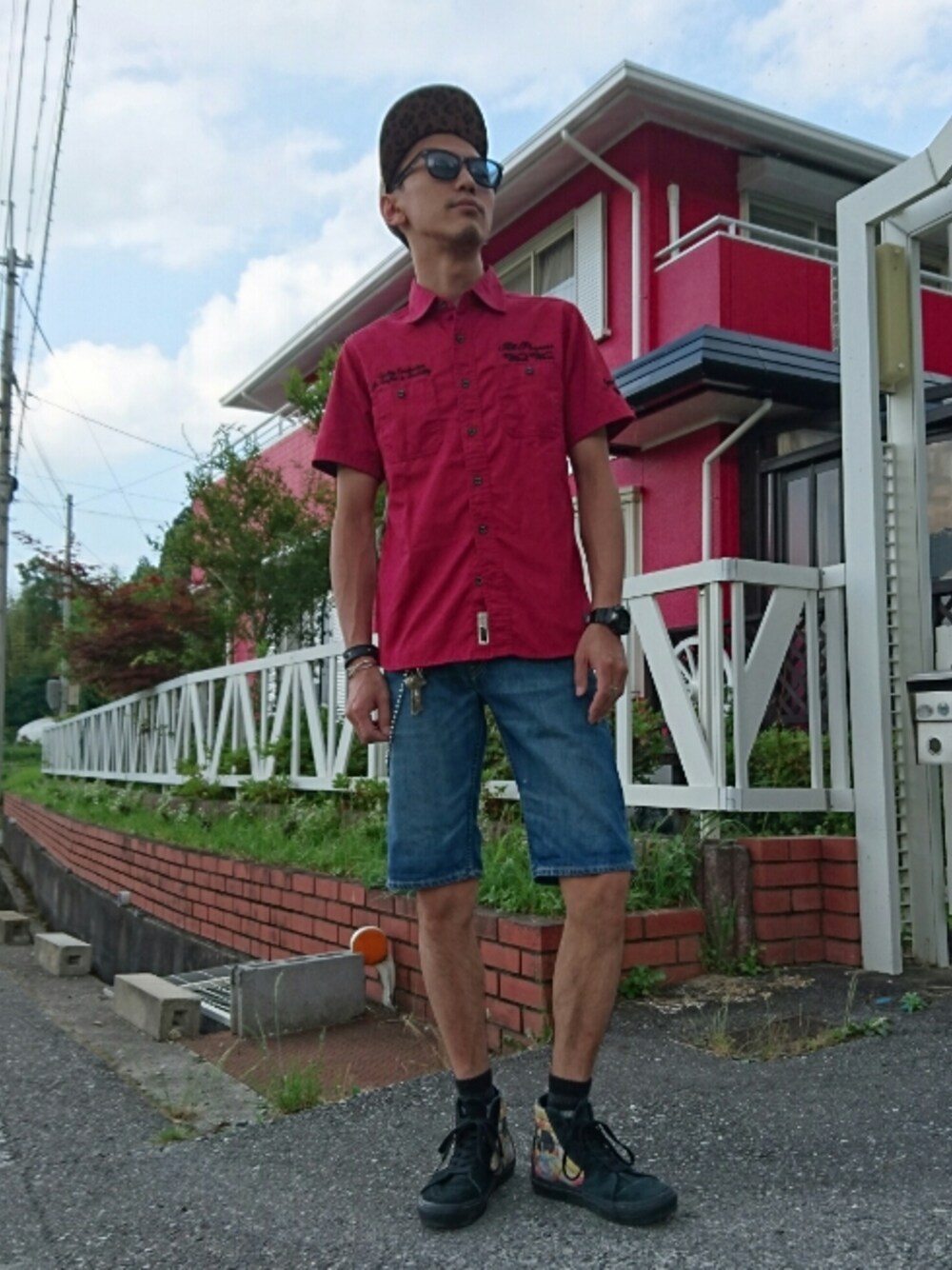 「休日スタイル、ショートパンツ、かぶりもの、ひょう柄、ワークシャツ、スケータースタイル、グラサン、ウォレットチェーン」｜「BASECONTROLのアイテム（キャップ、ゴールド系）」を使った、TAISHIさん（メンズ・176cm）の夏コーディネートの1枚目の写真