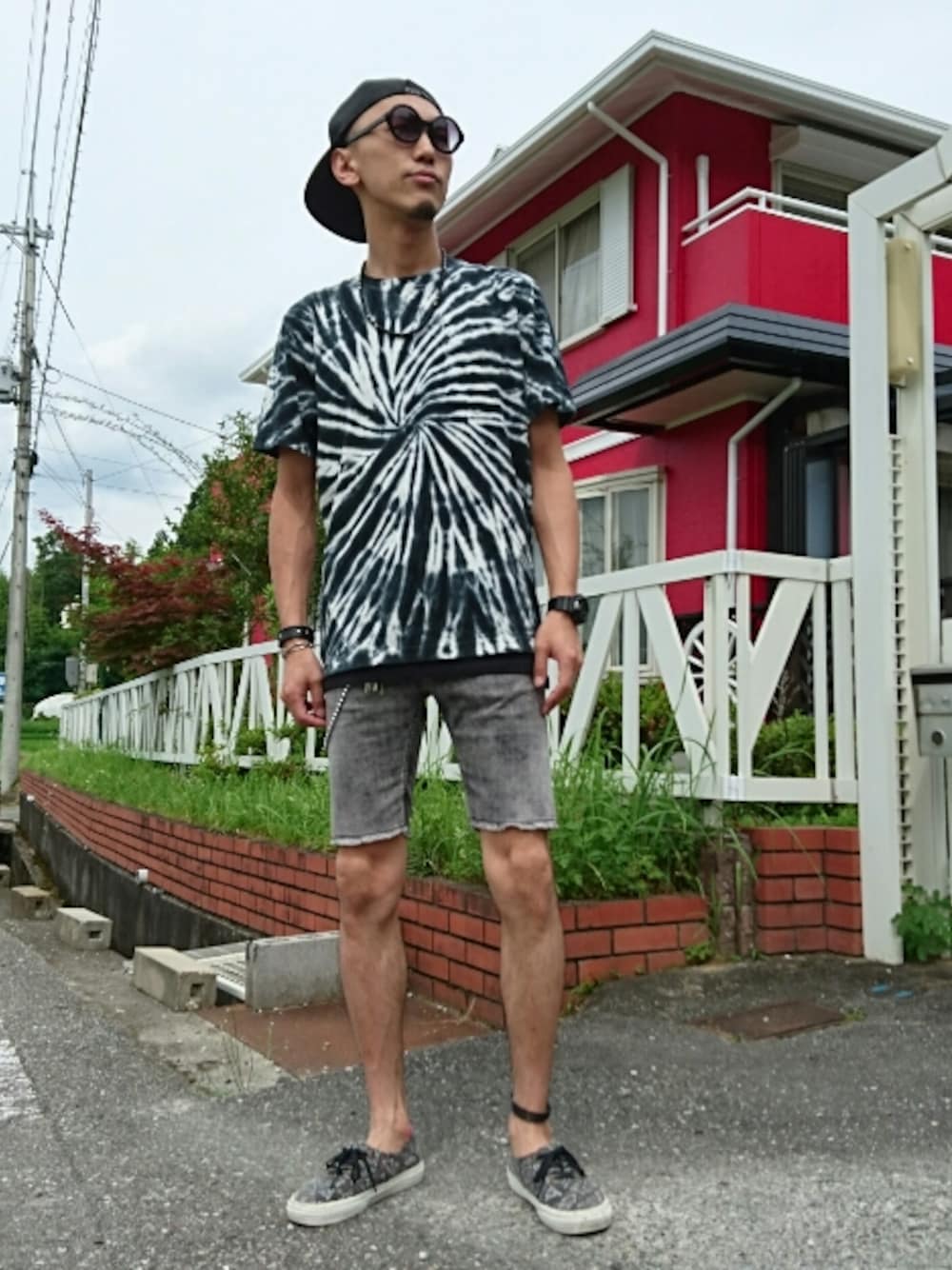 「休日スタイル、タイダイ柄、短パン、かぶりもの、グラサン、ウォレットチェーン」｜「WEGOのアイテム（Tシャツ/カットソー、ブラック系）」を使った、TAISHIさん（メンズ・176cm）の夏コーディネートの1枚目の写真