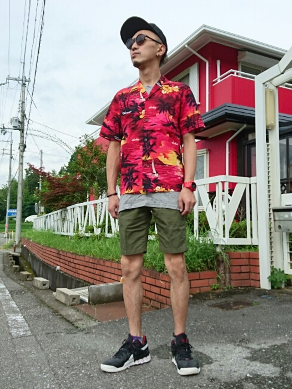 「休日スタイル、アロハシャツ、短パン、かぶりもの、グラサン、ウォレットチェーン」｜「VOLCOMのアイテム（キャップ、ブラック系）」を使った、TAISHIさん（メンズ・176cm）の夏コーディネートの1枚目の写真
