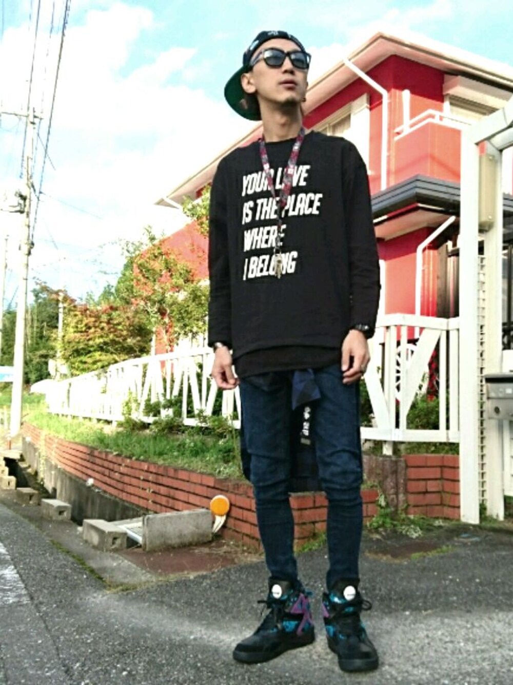 「休日スタイル、90’s、ストリート、ﾊﾞｯｼｭ、かぶりもの、グラサン、ネックストラップ」｜「UNDEFEATED のアイテム（キャップ、ブラック系）」を使った、TAISHIさん（メンズ・176cm）の秋コーディネートの1枚目の写真