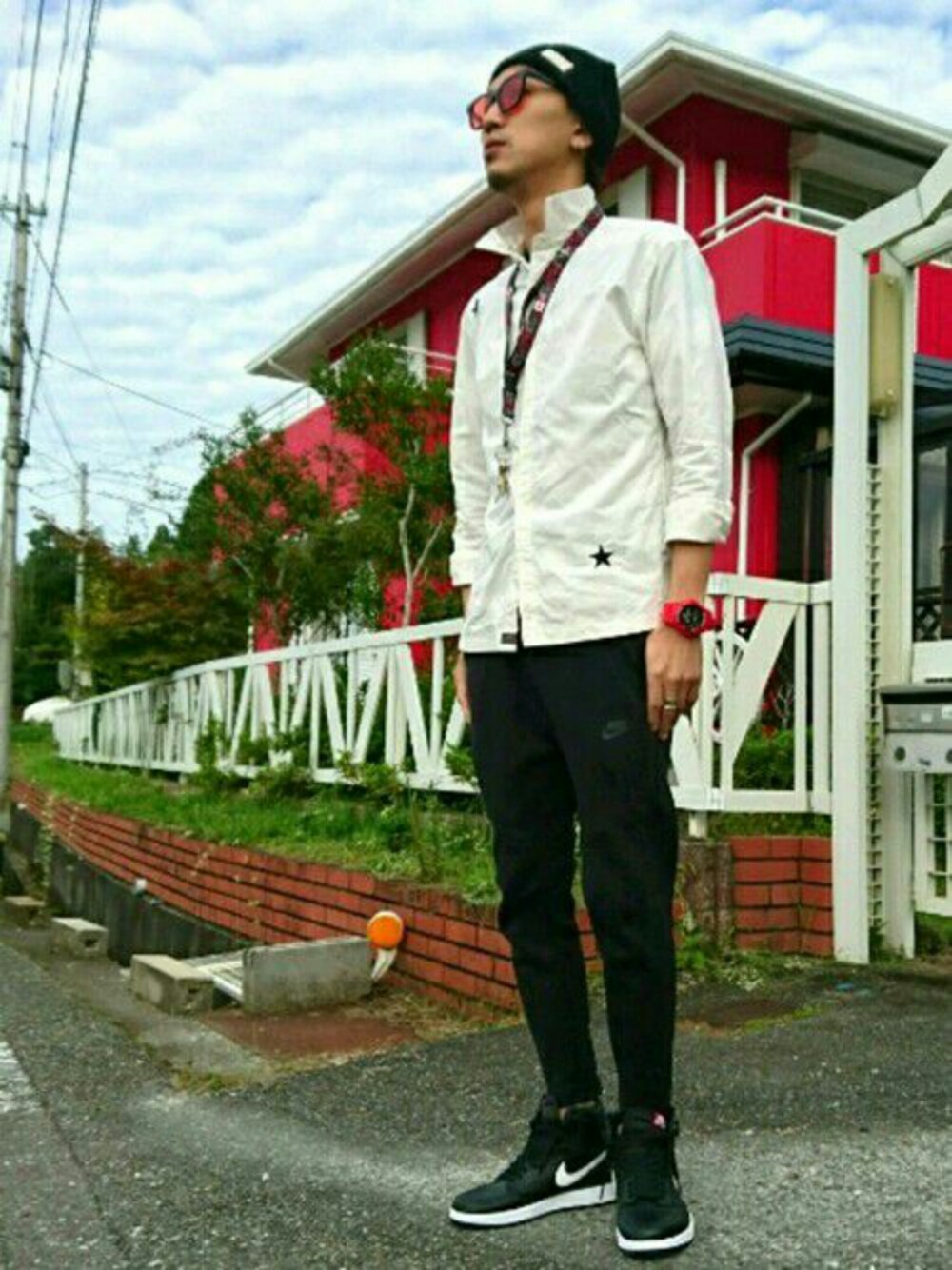 「休日スタイル、スウェットパンツ、白シャツ、かぶりもの、ネックストラップ、ジョーダン、グラサン」｜「GUのアイテム（ニットキャップ/ビーニー、ブラック系）」を使った、TAISHIさん（メンズ・176cm）の秋コーディネートの1枚目の写真