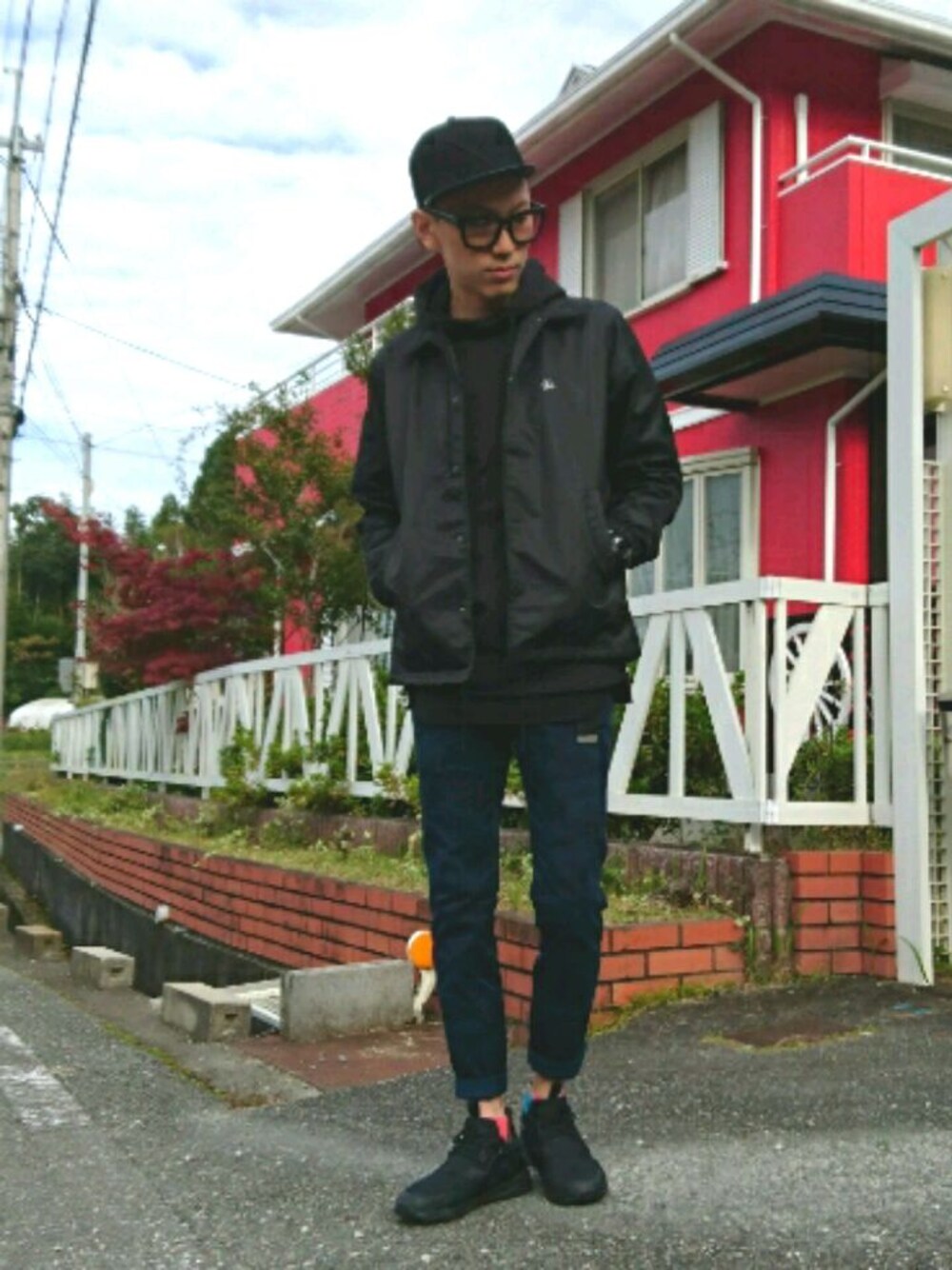 「休日スタイル、コーチジャケット、スニーカーコーデ、かぶりもの、メガネ男子」｜「NIXONのアイテム（キャップ、ブラック系）」を使った、TAISHIさん（メンズ・176cm）の秋コーディネートの1枚目の写真