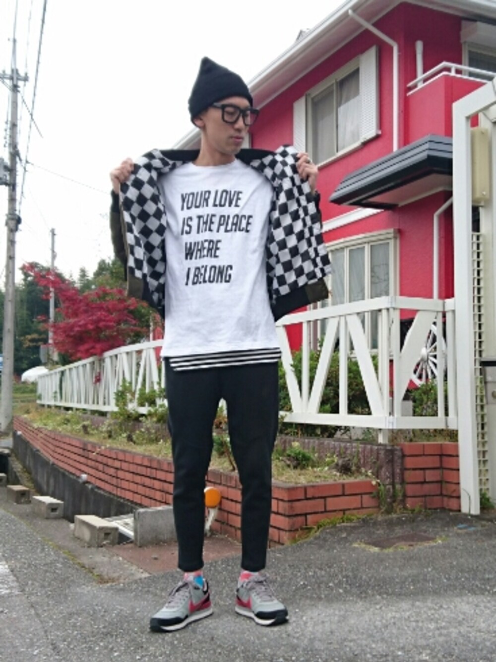 「休日スタイル、かぶりもの、メガネ男子、スウェットパンツ」｜「Carharttのアイテム（ニットキャップ/ビーニー、ブラック系）」を使った、TAISHIさん（メンズ・176cm）の秋コーディネートの1枚目の写真