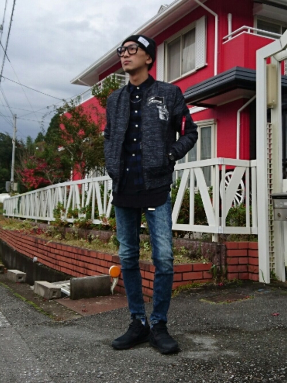 「休日スタイル、かぶりもの、メガネ男子、スニーカーコーデ」｜「Bershkaのアイテム（ミリタリージャケット、パープル系）」を使った、TAISHIさん（メンズ・176cm）の秋コーディネートの1枚目の写真
