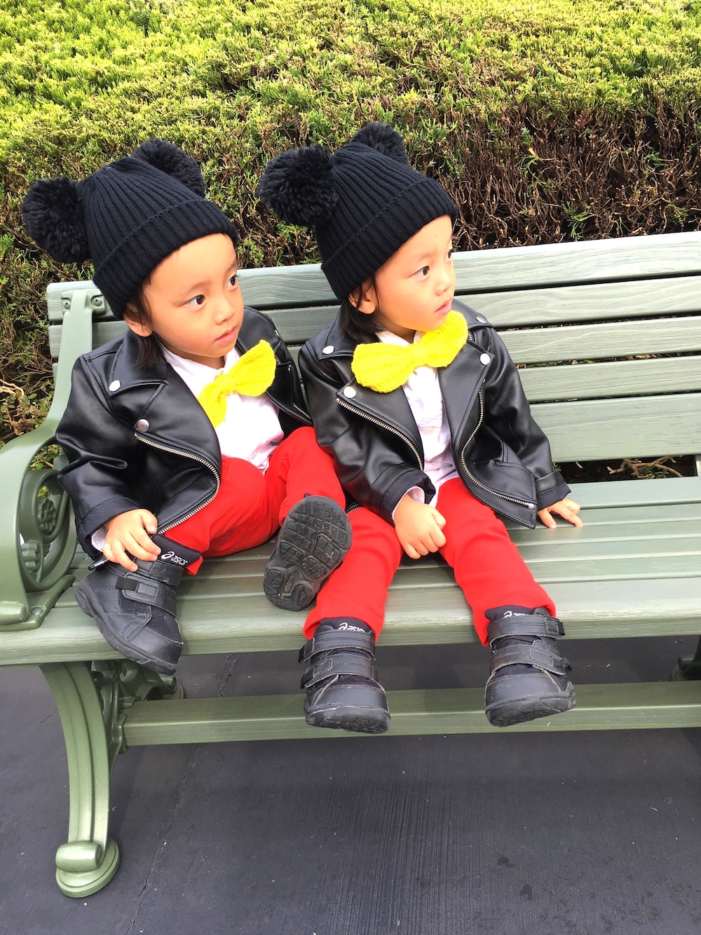 「双子ディズニー、双子コーデ、双子、ミッキーコーデ、ハンドメイド、ライダースジャケット」｜「petit mainのベーシックライダースジャケット（ライダースジャケット、ブラック系）」を使った、itsuminaさん（キッズ・80cm）の秋コーディネートの1枚目の写真
