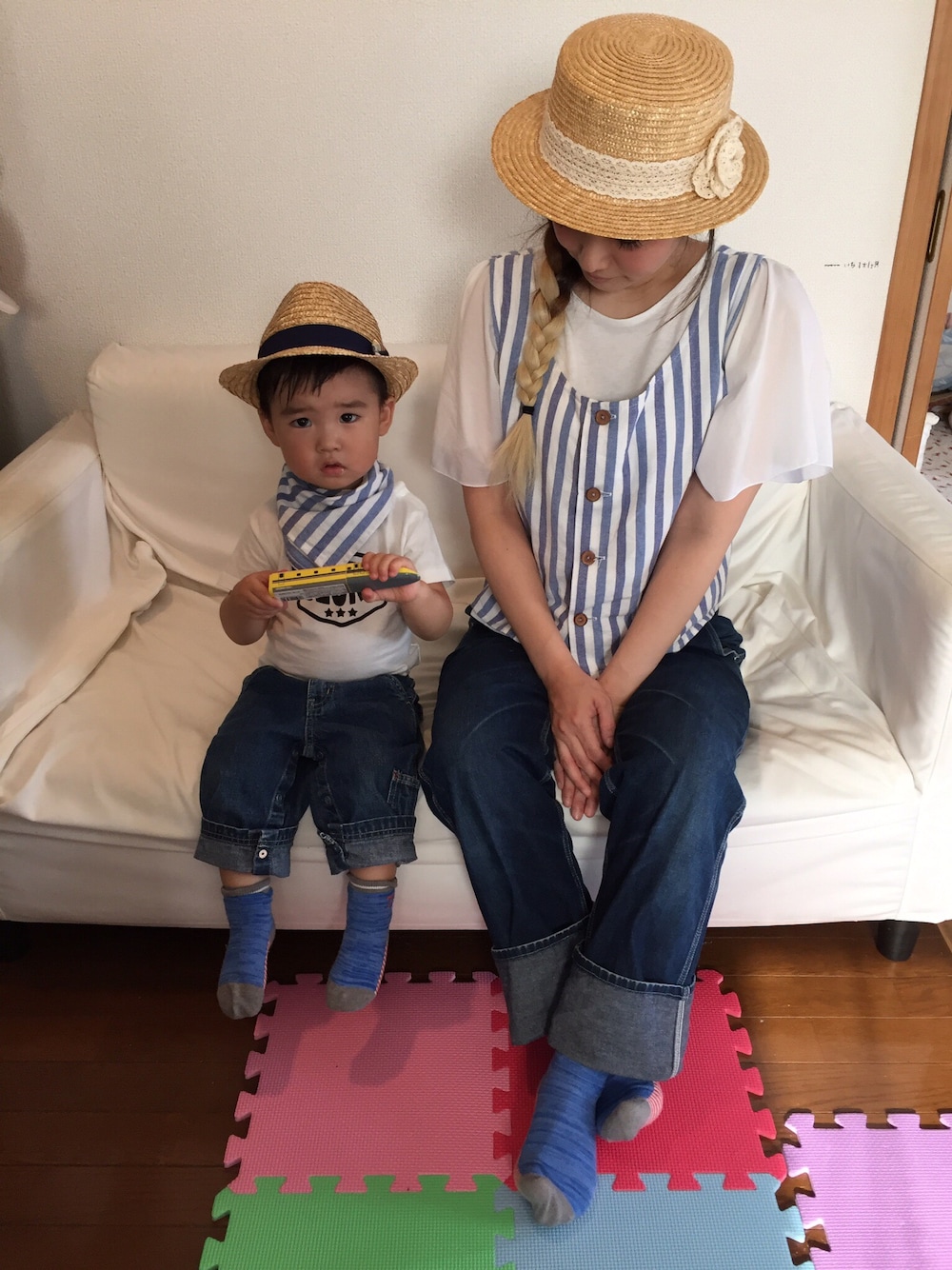 ブルー系のトップスを着用したキッズの夏コーディネートの1枚目の写真