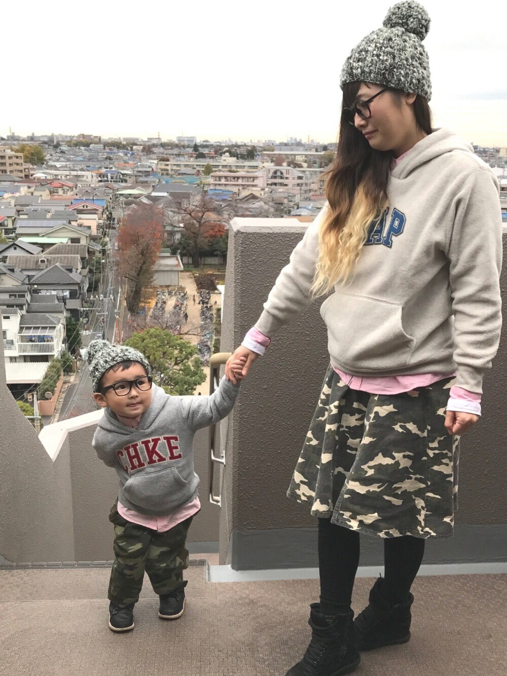 「親子、https://minne.com/geous」｜「Handmadeのアイテム（ニットキャップ/ビーニー、グレー系）」を使った、ichikaboyさん（キッズ・90cm）の冬コーディネートの1枚目の写真