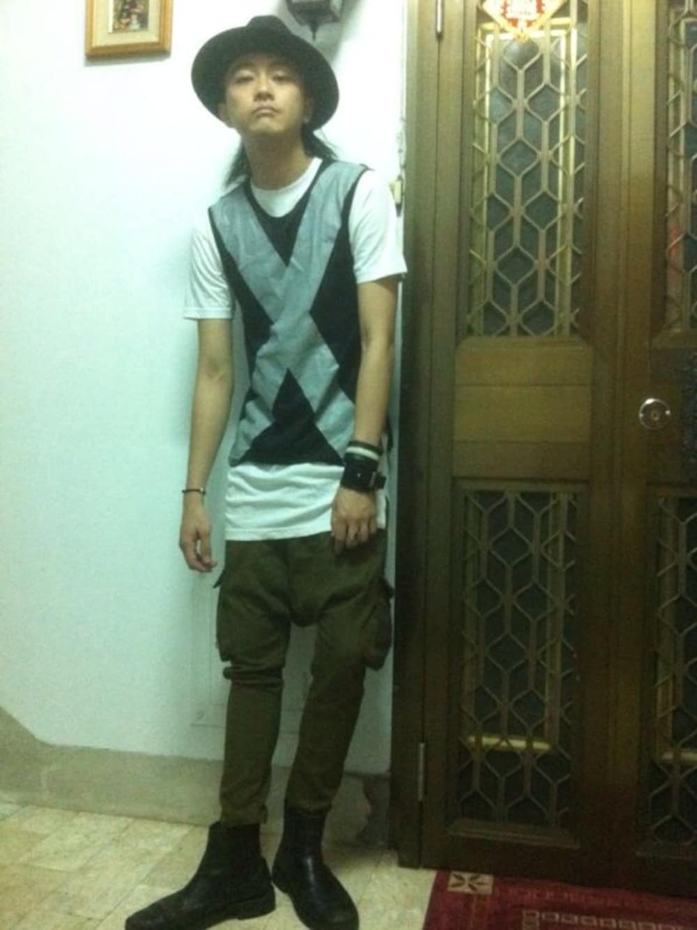 「layering」｜「Dior Homme by Hedi SlimaaneのSleeveless top（タンクトップ、ブラック系）」を使った、ShuHuai Changさん（メンズ・183cm）の春コーディネートの1枚目の写真