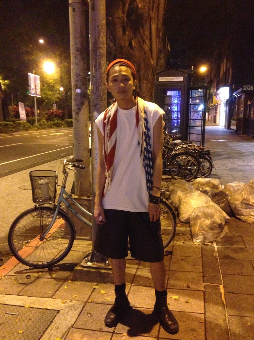 「TOPMANのAmerican flag. （マフラー、その他）」を使った、ShuHuai Changさん（メンズ・183cm）の夏コーディネートの1枚目の写真