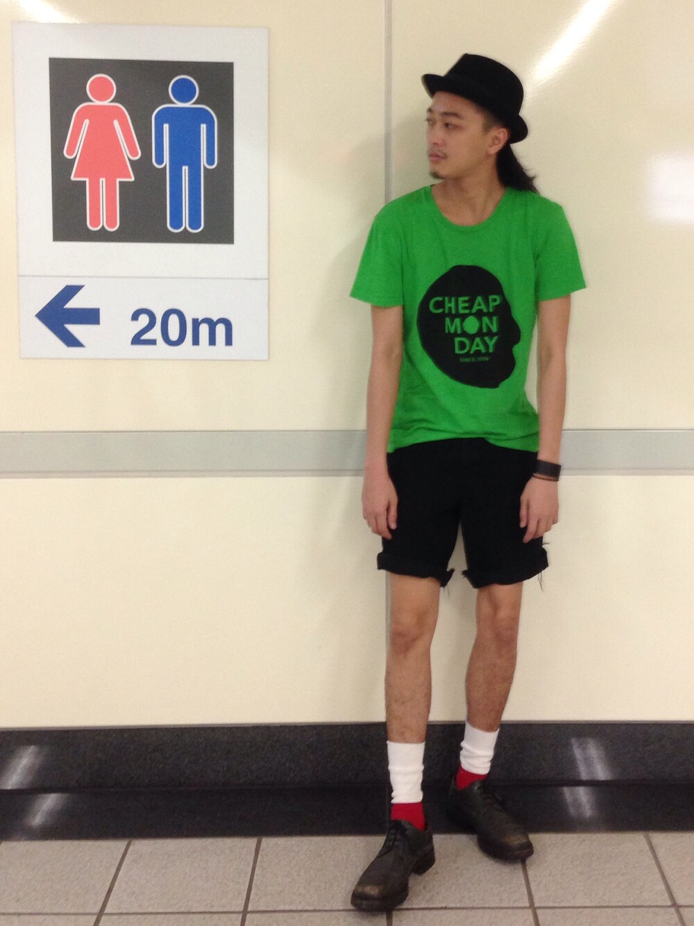 「2tone」｜「UNDERCOVERのアイテム（ソックス/靴下、その他）」を使った、ShuHuai Changさん（メンズ・183cm）の夏コーディネートの1枚目の写真