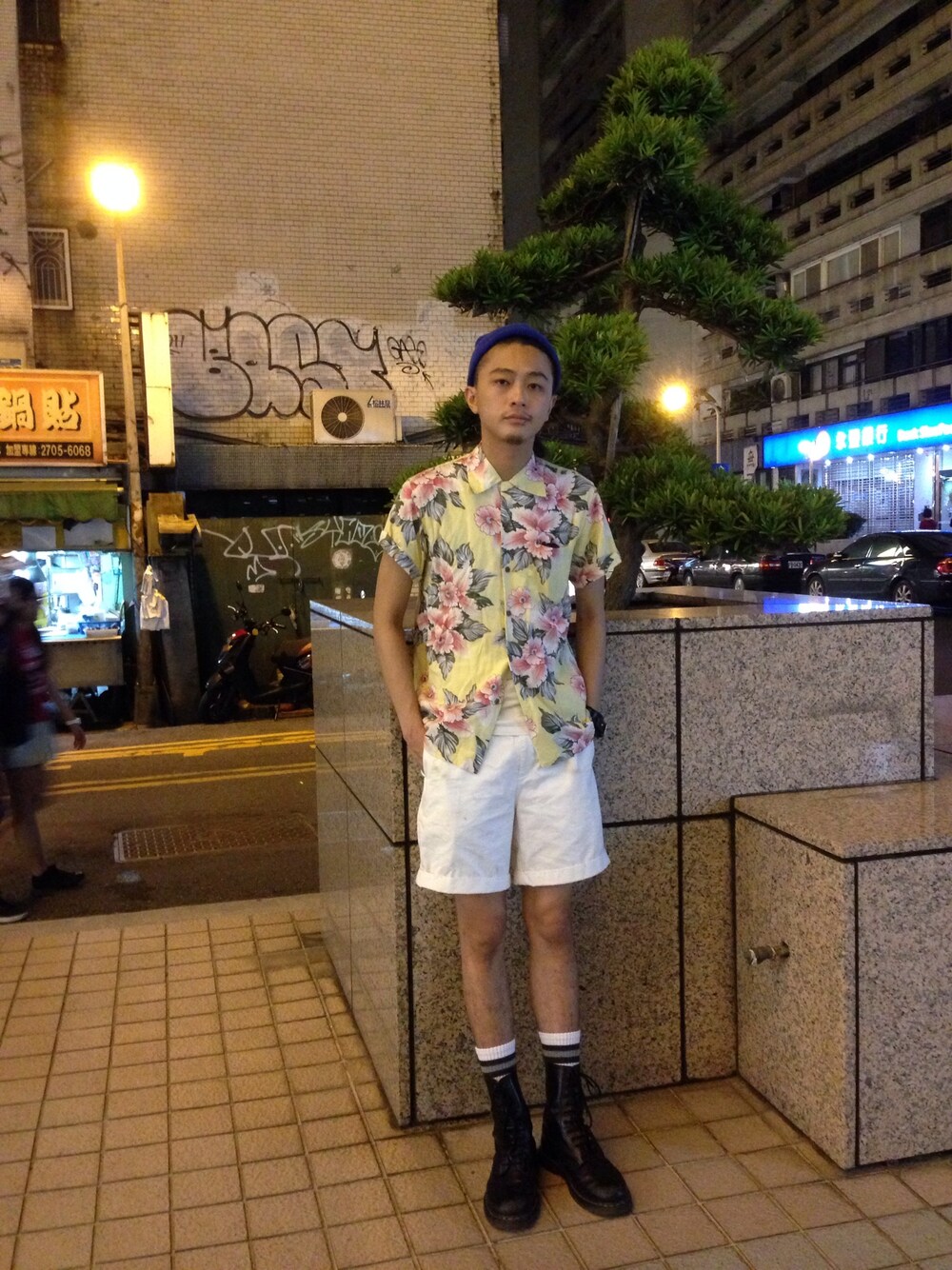 「Dr.Martens、Aloha shirt」｜「アイテム（バングル/リストバンド、ブラック系）」を使った、ShuHuai Changさん（メンズ・183cm）の夏コーディネートの1枚目の写真