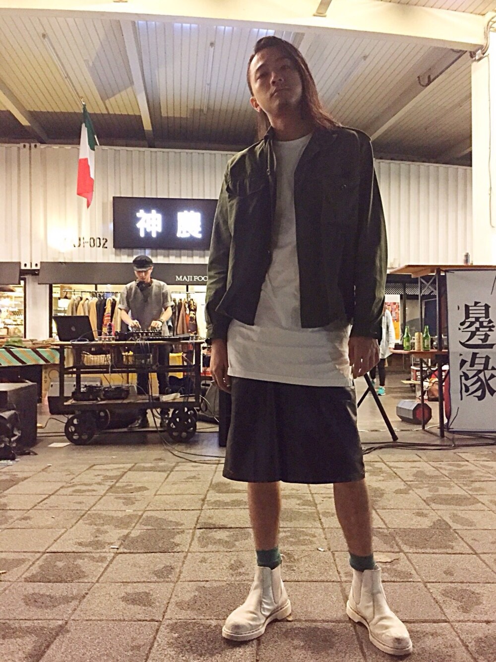 「shorts」｜「Dr. Martensのアイテム（ブーツ、ホワイト系）」を使った、ShuHuai Changさん（メンズ・183cm）の秋コーディネートの1枚目の写真