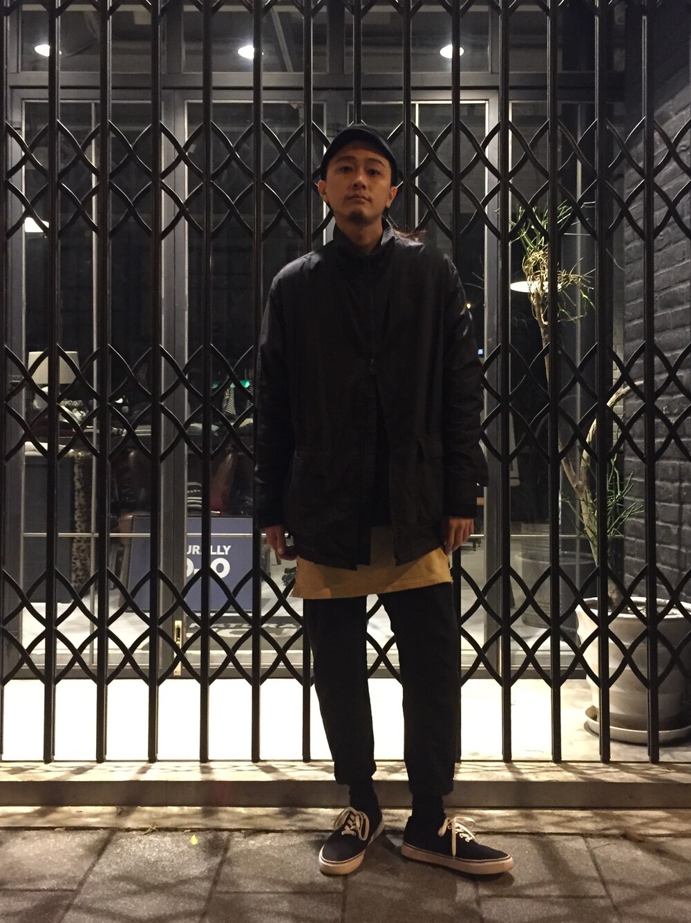 「black」｜「DKNY DONNA KARAN NEW YORKのアイテム（ナイロンジャケット、ブラック系）」を使った、ShuHuai Changさん（メンズ・183cm）の冬コーディネートの1枚目の写真