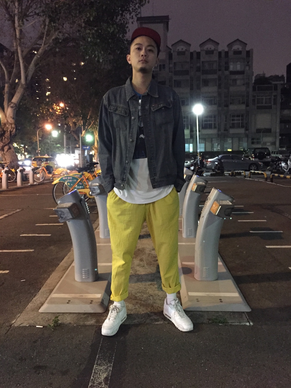 「UNDERCOVERのアイテム（Tシャツ/カットソー、ホワイト系）」を使った、ShuHuai Changさん（メンズ・183cm）の春コーディネートの1枚目の写真