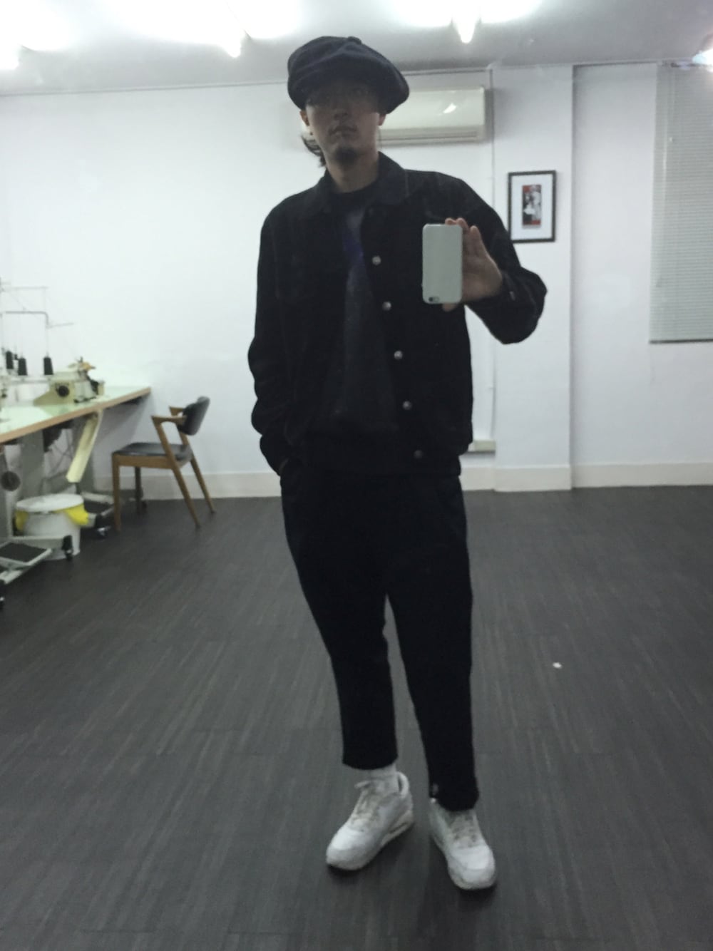 「NEW YORK HATのアイテム（キャスケット、ブラック系）」を使った、ShuHuai Changさん（メンズ・183cm）の春コーディネートの1枚目の写真