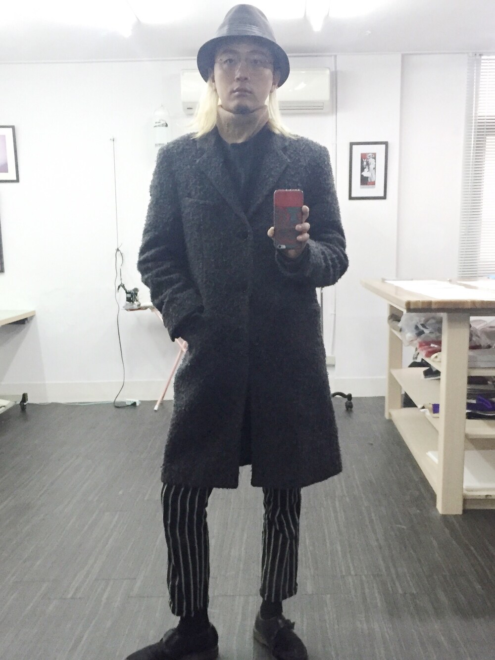 「friends」｜「MA_JULIUSのアイテム（ハット、グレー系）」を使った、ShuHuai Changさん（メンズ・183cm）の冬コーディネートの1枚目の写真