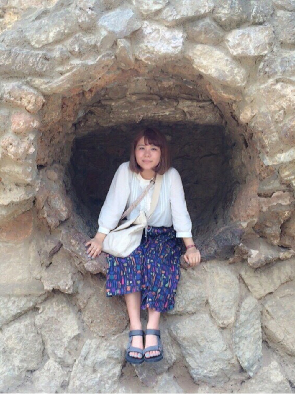 ホワイト系のシャツ/ブラウス、ブルー系のスカート、グレー系のサンダルを着用したレディースの秋コーディネートの1枚目の写真