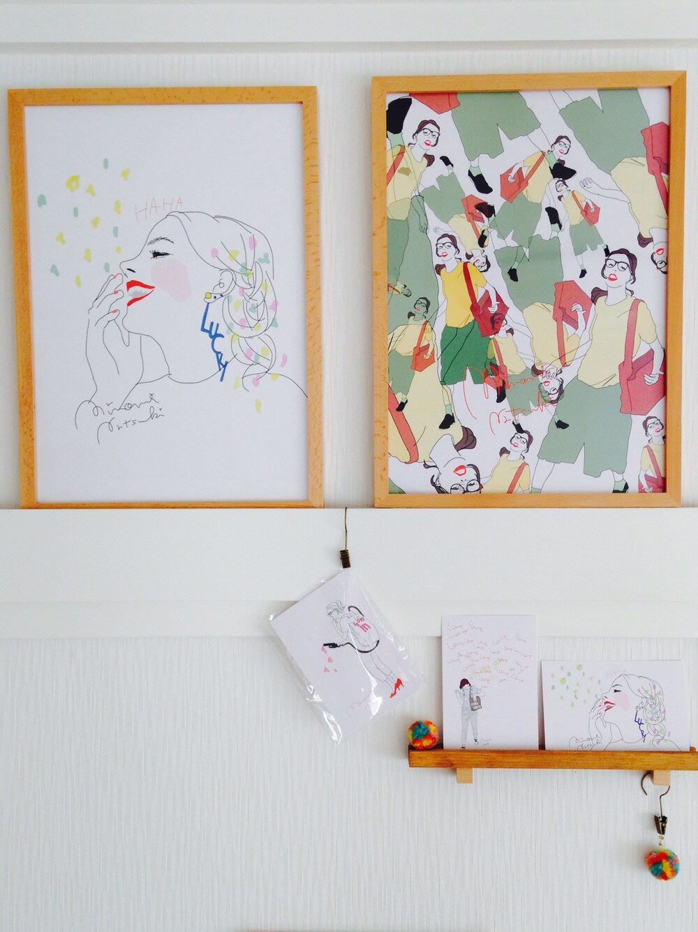 ホワイト系のフォトフレームを着用したレディースの秋コーディネートの1枚目の写真