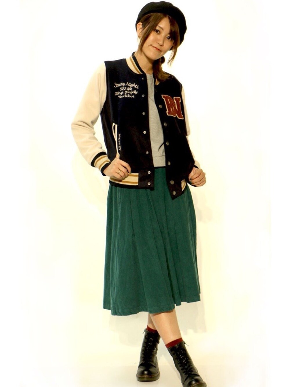 グレー系のTシャツ/カットソー、グリーン系のスカート、ブルー系のスタジャンを着用したレディースの秋コーディネートの1枚目の写真