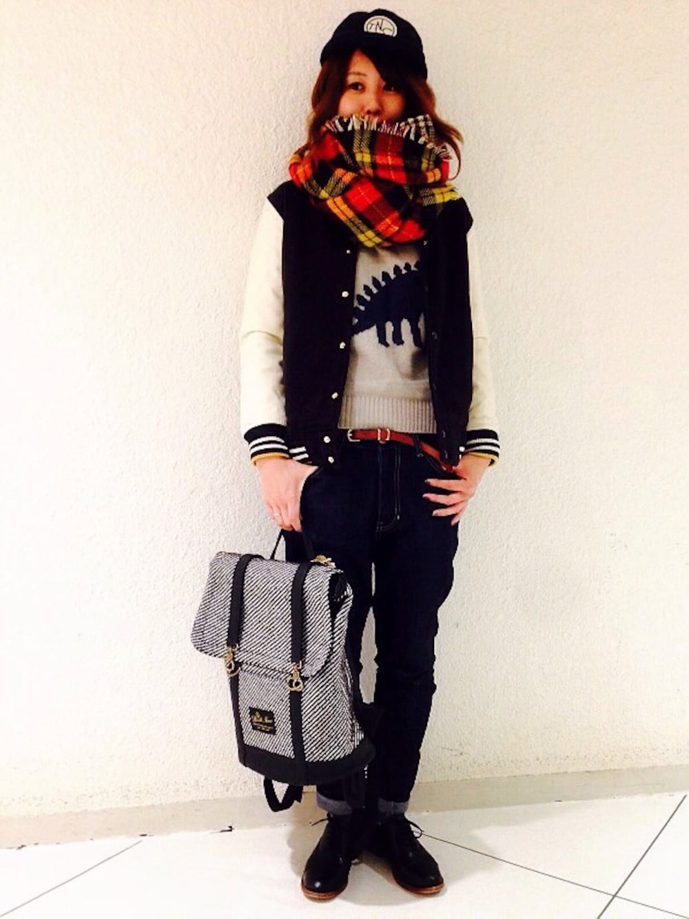 ブラック系のスタジャン、グレー系のニット/セーター、その他のパンツを着用したレディースの冬コーディネートの1枚目の写真