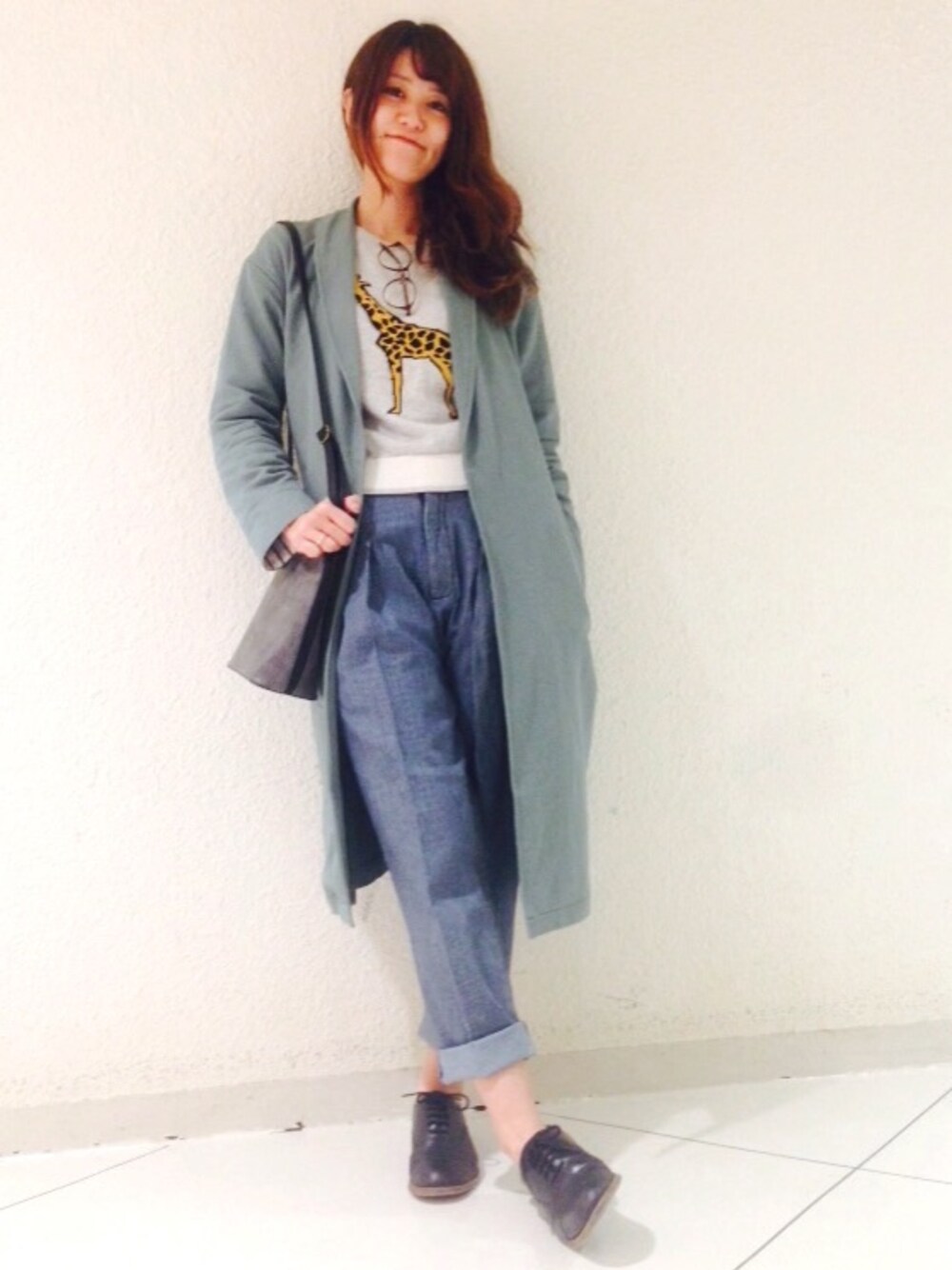 グレー系のニット/セーター、グリーン系のその他アウター、ブルー系のその他パンツを着用したレディースの冬コーディネートの1枚目の写真