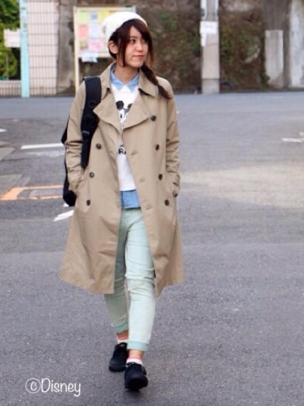 ベージュ系のトレンチコート、その他のトップス、ブルー系のシャツ/ブラウスを着用したレディースの冬コーディネートの1枚目の写真