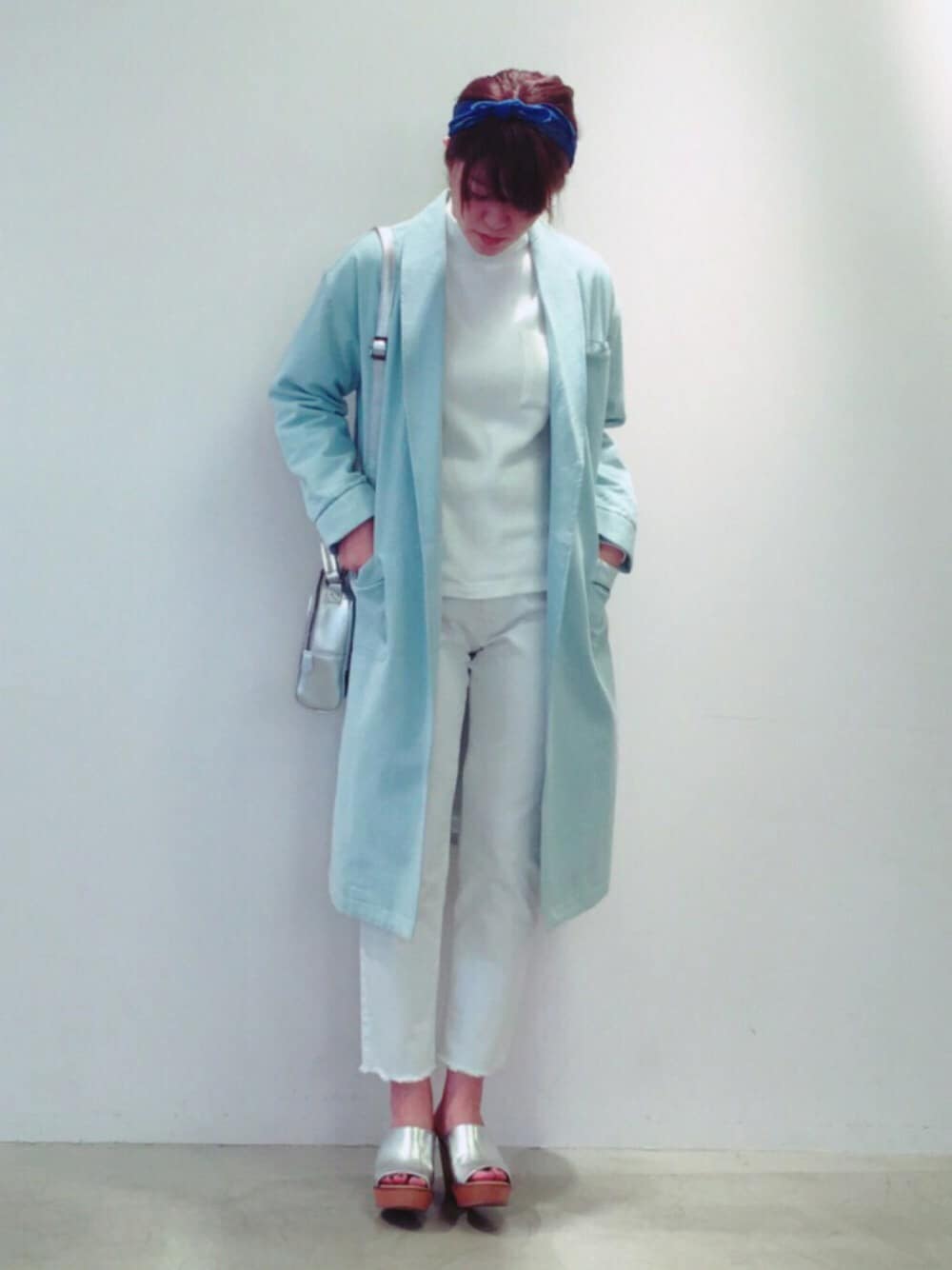 ブルー系のその他アウター、ホワイト系のTシャツ/カットソー、ブラウン系のサンダルを着用したレディースの冬コーディネートの1枚目の写真